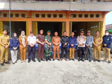 KASDIM 0406/LUBUK LINGGAU HADIRI PEMUSNAHAN SURAT SUARA RUSAK DI KPU LUBUK LINGGAU