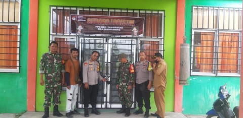 Babinsa Koramil 0406-06/Tugumulyo Serma Didik Irawan Laksanakan PAM Logistik Pilkada di Gudang Logistik Kecamatan Tugumulyo