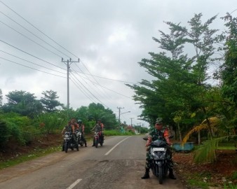 Patroli keamanan Pilkada serentak tahun 2024 di wilayah Koramil 0406-07/Jayaloka.