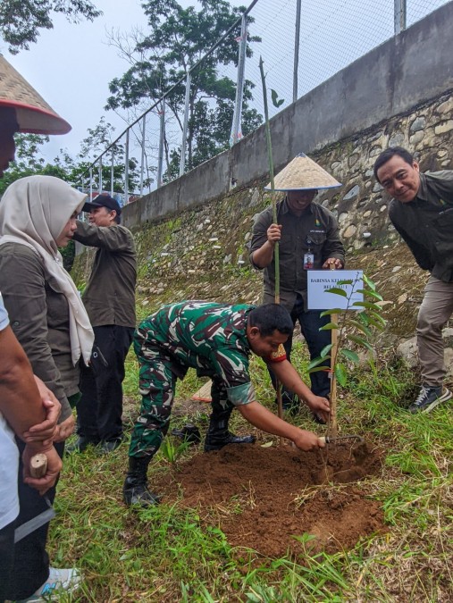 Babinsa Koramil 406-08/Lubuk Linggau Hadiri Peringatan Hari Menanam Pohon Indonesia.
