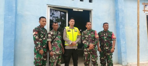 Babinsa Koramil 406-05/Muara Kelingi Berikan Pengamanan Di PPK Menjelang Pelaksanaan Pleno Pilkada Serentak