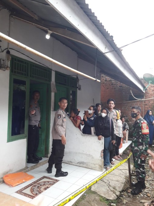 GERAK CEPAT BABINSA KORAMIL 406-10/LINGGAU TIMUR MENANGGAPI PENEMUAN MAYAT DI KAMAR KOSAN