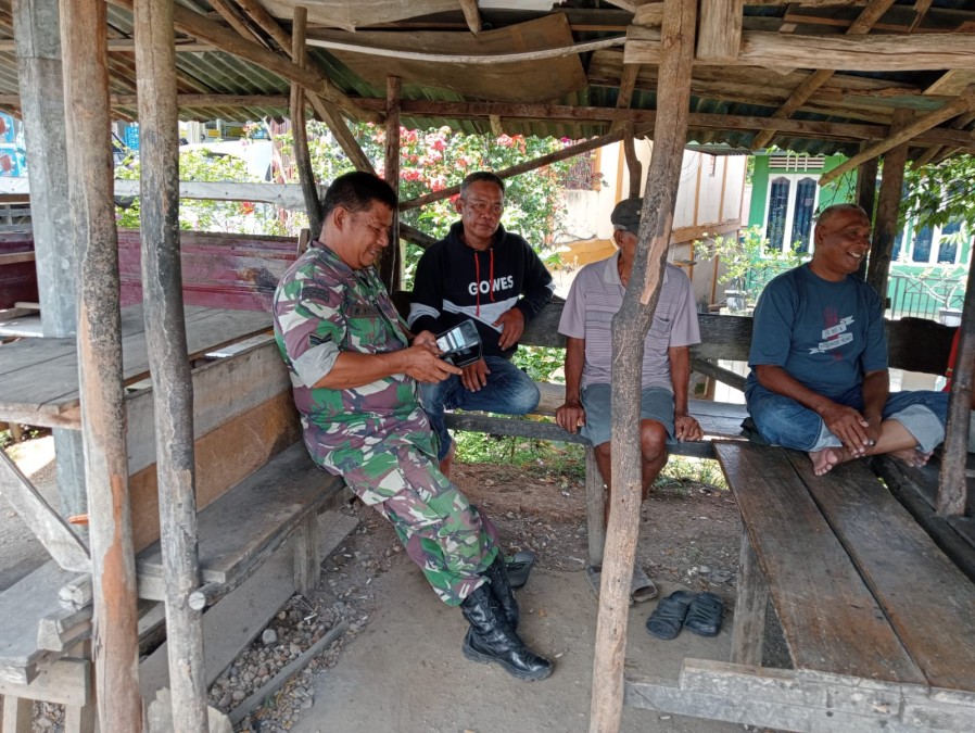 Babinsa 406-03/Rupit Laksanakan Komsos dengan Warga Desa Sukaraja, Karang Jaya