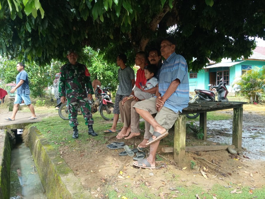 Ciptakan kondisi wilayah yang kondusif Babinsa Koramil 406-07/Jayaloka Koptu Agus Susanto Jalin Komsos dengan Warga Desa Kertosono