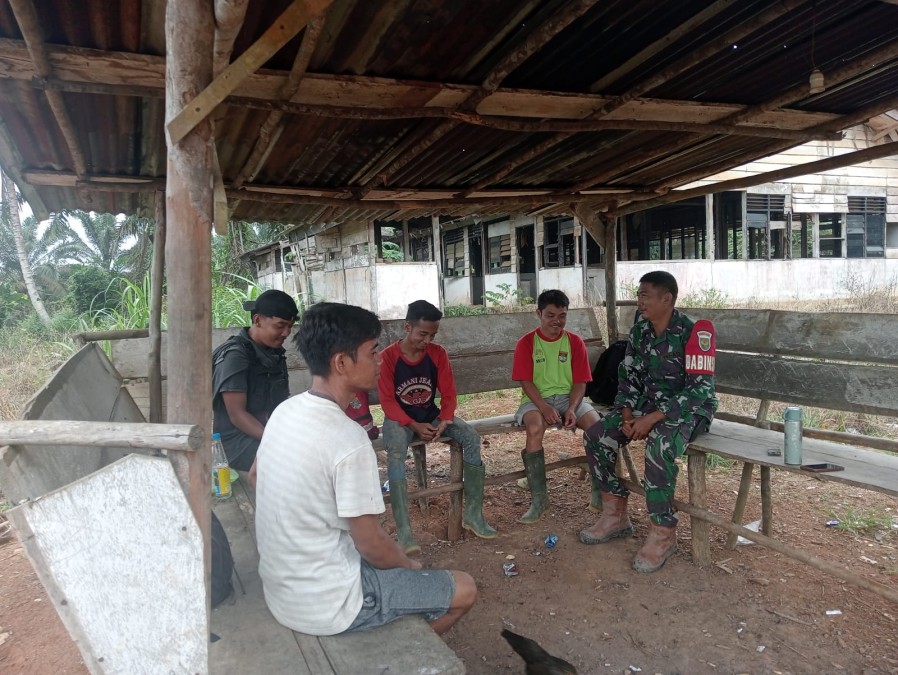 Babinsa Koramil 406-02/Rawas Ilir Tingkatkan Komunikasi dengan Warga Desa Beringin Sakti