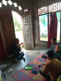 Babinsa Koramil Terawas Melaksanakn Komsos dan Bahas Masalah Seringnya Terjadi Banjir.