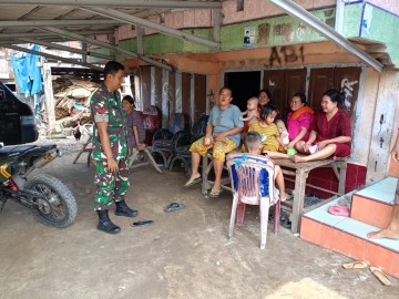 Babinsa Koramil 406-03/Rupit Tingkatkan Komsos dengan Warga Desa Tanjung Agung