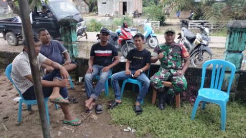 Serda Ichsan Laksanakan Komsos dengan Warga Desa Embacang Baru