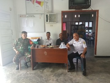 Tingkat kan sinergitas di Wilayah Serda daniel Babinsa Koramil 406-04/Muara Lakitan jalin Komsos dengan Lurah Talang Ubi di wilayah binaan