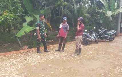 Babinsa Koramil 406-10/Lubuk Linggau Timur Laksanakan Komsos Bersama Warga Bahas Perkembangan Pembangunan Infrastruktur
