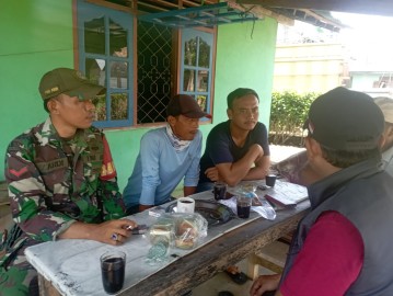 Babinsa Koramil 406-06/Tugumulyo Jalin Komunikasi Sosial dengan Warga Desa Air Lesing