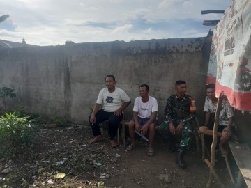 Babinsa Koramil 406-08/Lubuk Linggau Serka Sopian Efendi Ajak Warga Tingkatkan Kepedulian Lingkungan