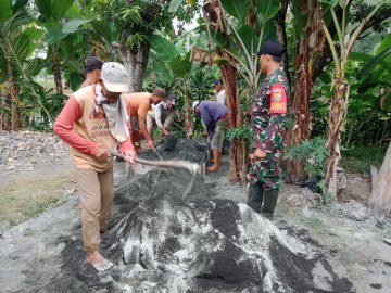 Babinsa Koramil 406-09/Terawas, Serda Lamuji, Laksanakan Gotong Royong Perbaikan Saluran Air Tersumbat.
