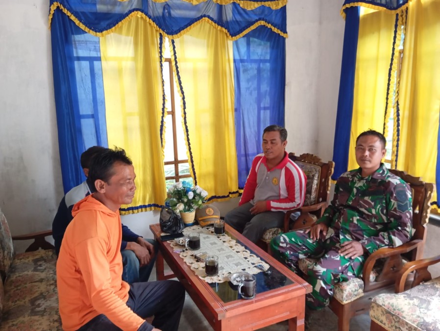 Babinsa Koramil 406-04/Muara Lakitan Jalin Silaturahmi dengan Warga Desa Megang Sakti V