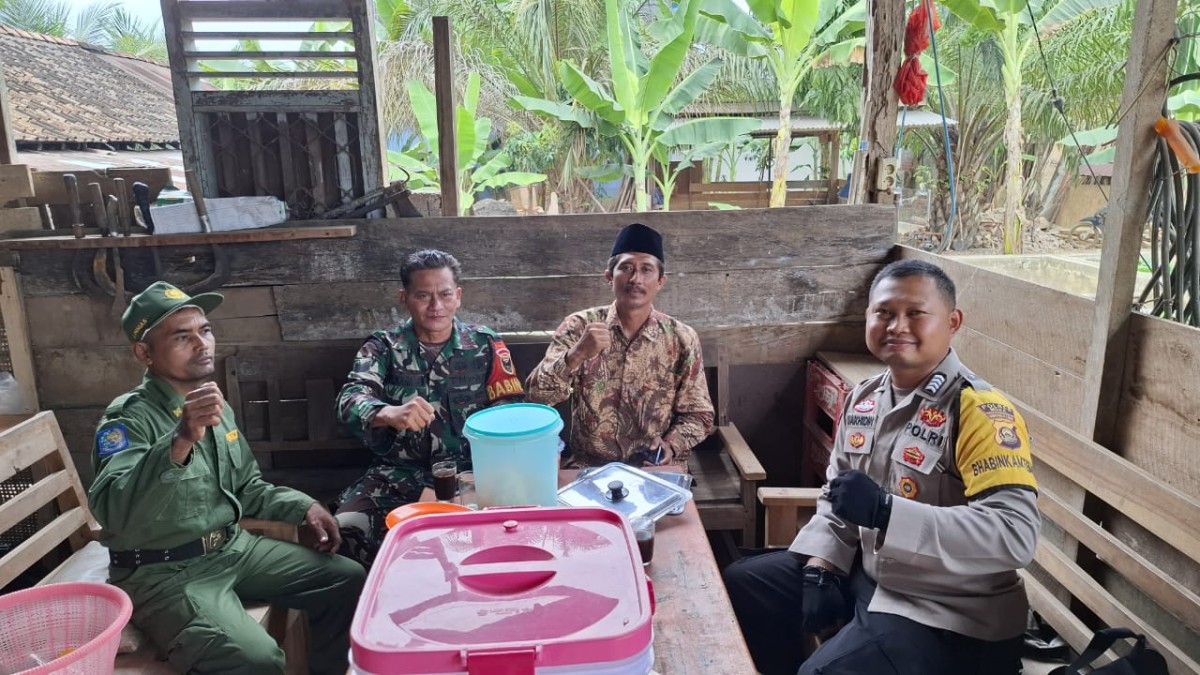 Komsos Babinsa Koramil 406-05/Muara Kelingi Bersama Aparat Keamanan Guna Tingkatkan Keamanan dan Ketertiban