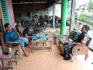 Babinsa Serda YD Ade Hermawan Jalin Komsos Kamtibmas dengan Bapak Untung di Desa Purwodadi