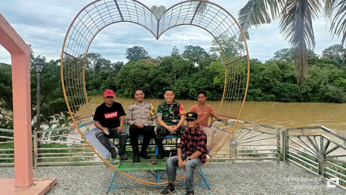 Babinsa Koramil 406-03/Rupit Laksanakan Komsos Bersama Bhabinkamtibmas dan Perangkat Desa di Desa Maur Baru