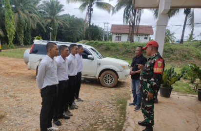 Babinsa Koramil 406-02/Rawas Ilir Laksanakan Komsos Pemberian Arahan kepada Calon Satpam PT Batu Cemerlang Estate