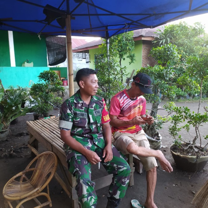 Babinsa Serka Mardianto Perluas Jaringan Informasi Melaksanakan Komsos Bersama Warga