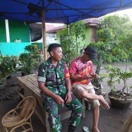 Babinsa Serka Mardianto Perluas Jaringan Informasi Melaksanakan Komsos Bersama Warga