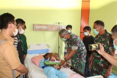 Bentuk Kepedulian Dan Keprihatinan TNI, Anggota Kodim 0406 Lubuk Linggau Kunjungi Pasangan Lansia Yang Viral