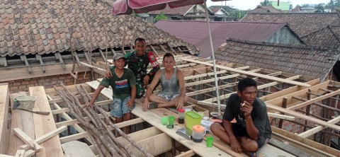 Babinsa Koramil 406-03/Rupit Jalin Kedekatan dengan Masyarakat Desa Bingin Rupit