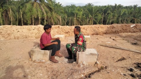 Babinsa Koramil 406-02/Rawas Ilir Berinteraksi dengan Pekerja Kebun di Desa Karang Dapo