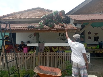 Ada Babinsa panjat atap rumah warga