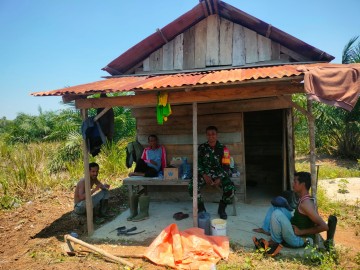 Babinsa Koramil 406-04/Muara Lakitan Jalin Komunikasi Sosial dengan Petani Desa Pelita Jaya