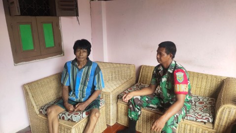 Babinsa Koramil 406-07 Jaya Loka Sertu Abd Rohim Jalin Keakraban dengan Masyarakat Desa Binaan di Desa Suka Rena