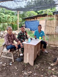 Sambari Minum Kopi Babinsa Sertu Jon Feri Komsos dengan Warga