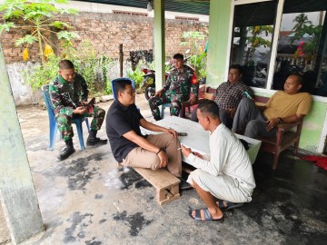 Kopda Mitra Babinsa Koramil 406-03/Rupit Laksanakan Komsos Bersama Warga Desa Noman