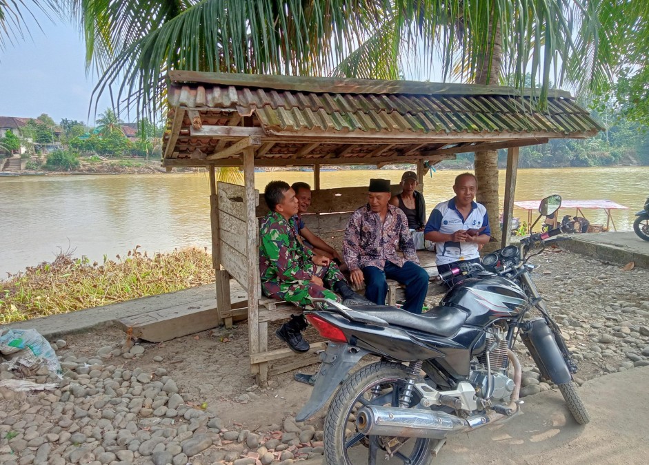 Babinsa Koramil 406-01/Rawas Ulu Adakan Komsos Bahaya Narkoba di Desa Lesung Batu