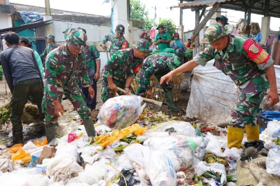 Puluhan Personil Kodim 0406 Lubuk Linggau Serbu Pasar B Srikaton