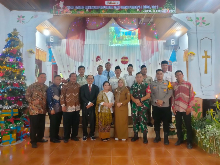 Babinsa Koramil 406-05/Muara Kelingi Serda Hedi Marta Lores Hadiri Kebaktian Natal di Gereja GEKISIA Darma Sakti