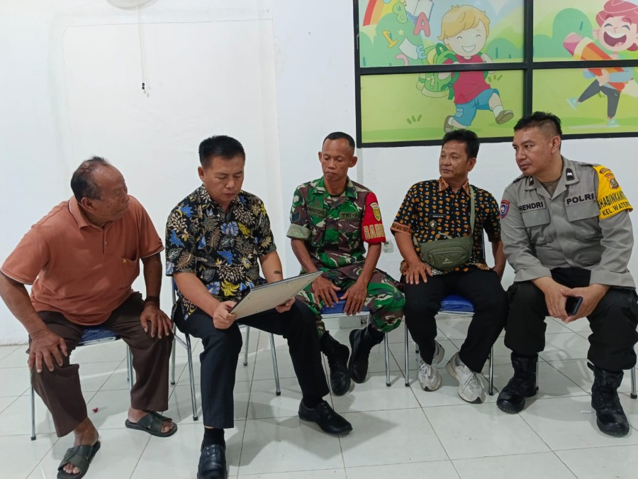 Babinsa Suwartono Bersama Tiga Pilar Lurah Watervang Tindak Lanjuti Permasalahan Warga