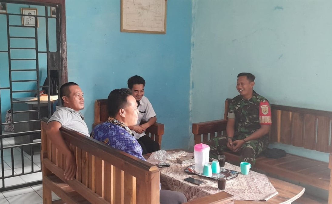 Babinsa Koramil 406-05/Muara Kelingi Serda Andre Laksanakan Komsos Bersama Perangkat Desa