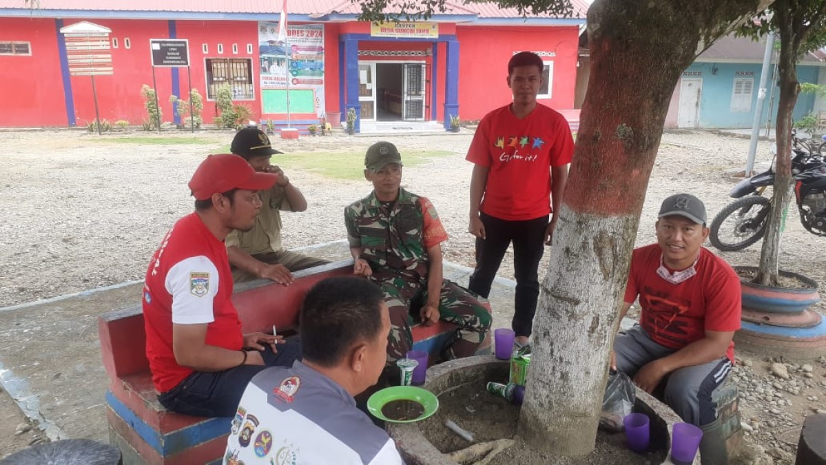 Babinsa Koramil 406-01/Rawas Ulu Laksanakan Komsos Terkait Keamanan Lingkungan di Desa Sungai Jauh