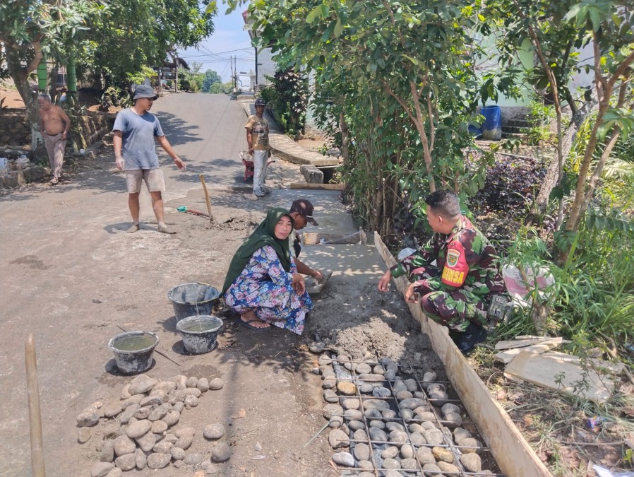 Babinsa Koramil 406-10/Lubuk Linggau Timur Bersama RT 04 Kelurahan Karya Bakti Pantau Pembangunan Penutup Siring