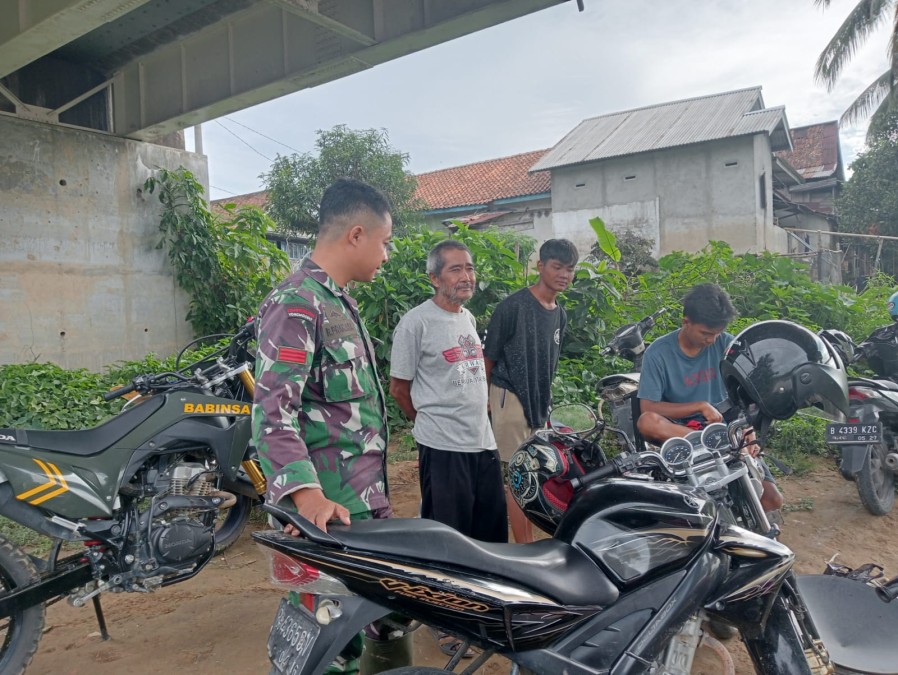 Praka Rido, Babinsa Koramil 406-03/Rupit Laksanakan Komsos dengan Warga Desa Rantau Telang