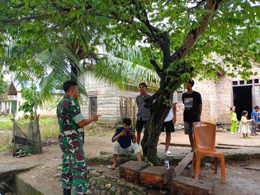 Babinsa Koramil 406-03/Rupit, Serda Ade Nasution, Ajak Remaja Desa Bukit Ulu Bahas Bahaya Judi Online