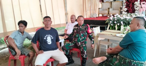 Babinsa Sertu Martan Tingkatkan Kebersamaan dan Kerjasama di Sebuah Acara Warga