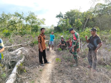 Babinsa Koramil 406-04/Muara Lakitan Sertu Wahyu Nugroho Sambangi Masyarakat Desa SP 5 Tri Anggun Jaya