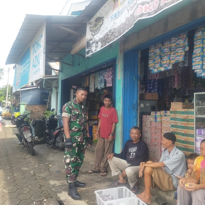 Babinsa Serma Nurhasrifudin Gelar Komsos Bersama Masyarakat di Depan Toko Sembako