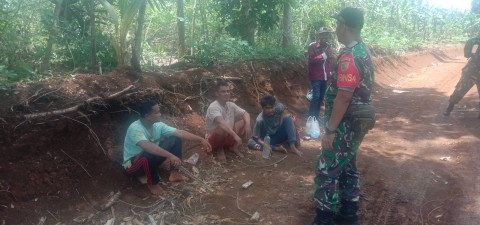 Sertu Zulkarnain Jalin Komsos Guna Memperkuat Binter di Desa Margoyoso