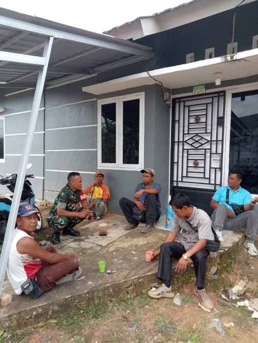 Untuk Lebih Dekat Dengan Warga Binaannya, Babinsa Serda Rohman Muntadi Membaur Bersama Warga