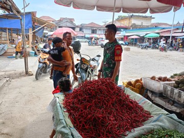 Babinsa Koramil 406-03/Rupit Lakukan Monitoring Harga Kebutuhan Pokok di Pasar Rupit