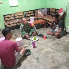 Babinsa Koramil 406-07/Jayaloka Jalin Komsos dengan Masyarakat Desa Binaan