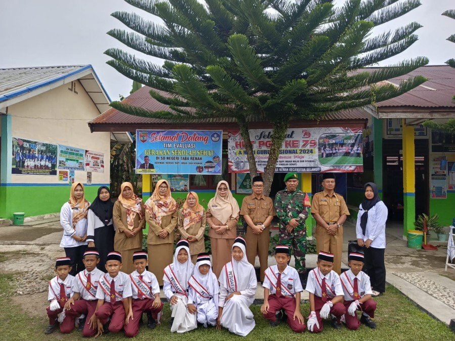 Babinsa Koramil 406-09/Terawas Pimpin Upacara Mingguan di SDN Tabah Renah