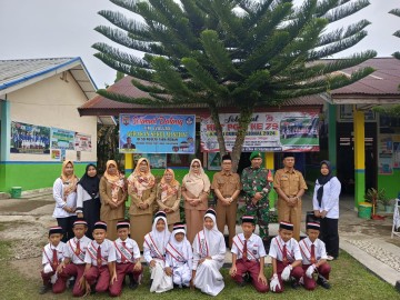 Babinsa Koramil 406-09/Terawas Pimpin Upacara Mingguan di SDN Tabah Renah